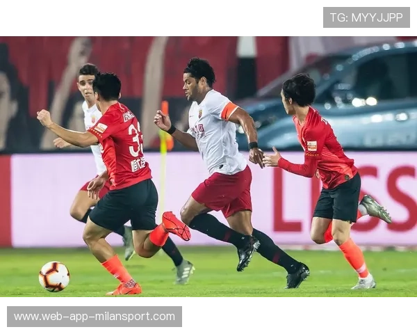 足球奇迹：前锋带球过三人后的轻松破门创新体验