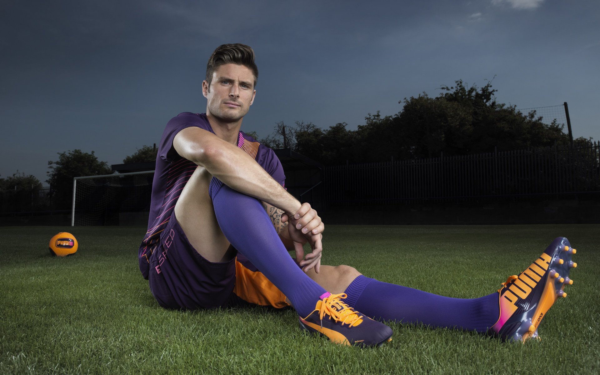 米兰电竞-足球专题报道：深度挖掘足球背后的故事，揭秘足球