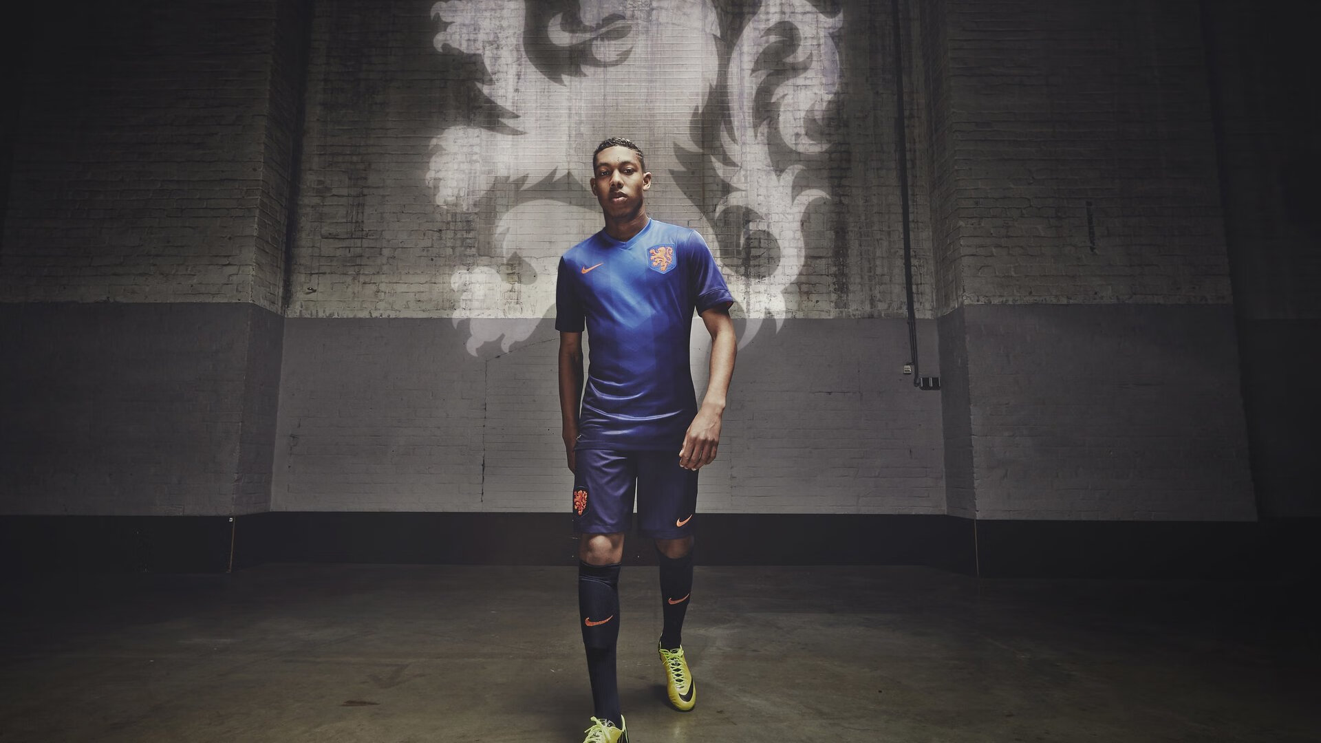 ac米兰中文官网-冠军球队球员家庭携手公益用爱拉近社区的心灵距离